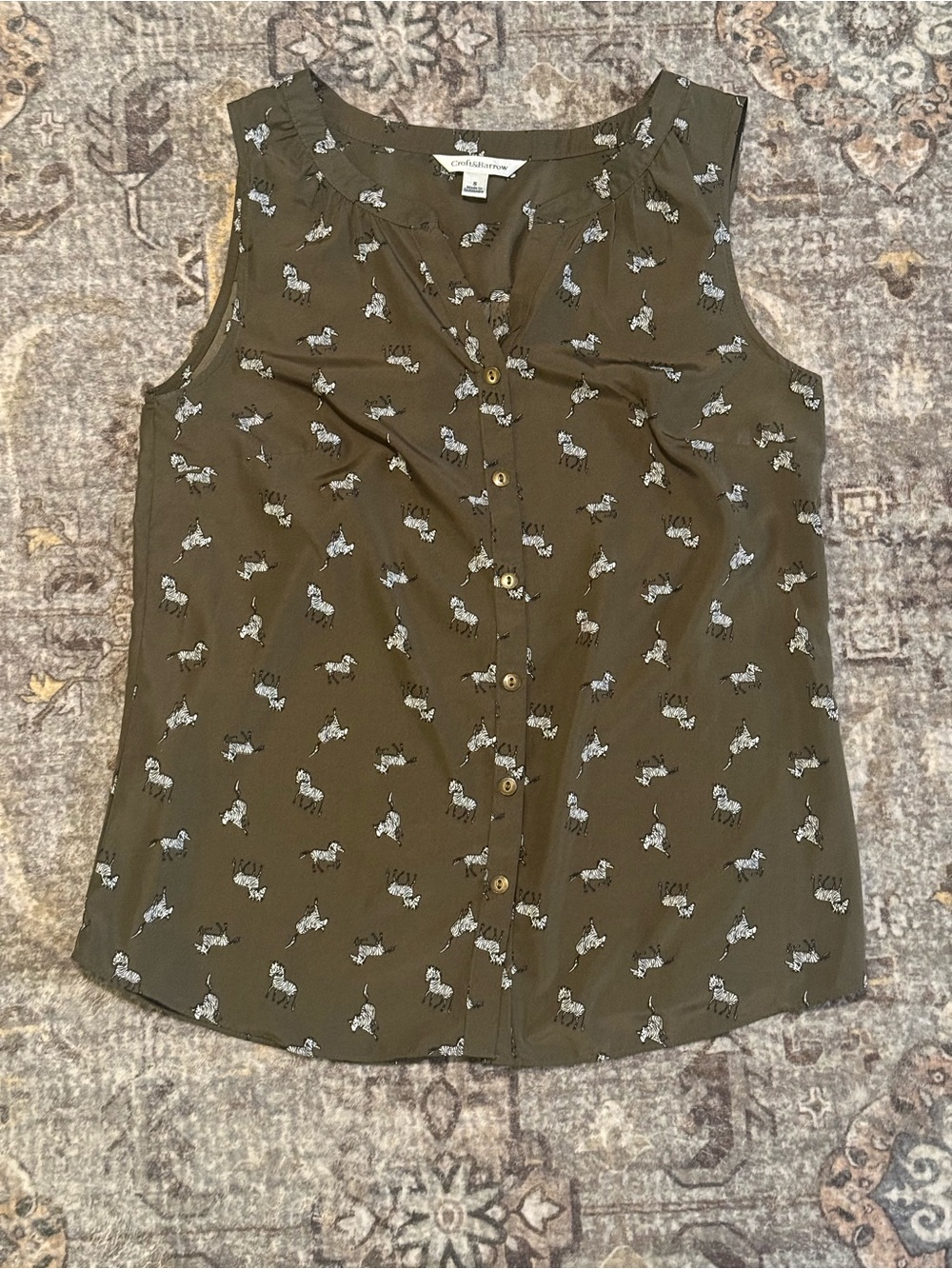 🦓 Croft & Barrow Women’s Zebra Olive Green Sleeveless Button Up Blouse - Size S